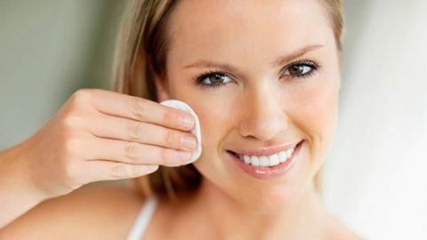 تجنبي هذه الأخطاء في تنظيف بشرتك حتى لا تتسبي في انسداد المسام