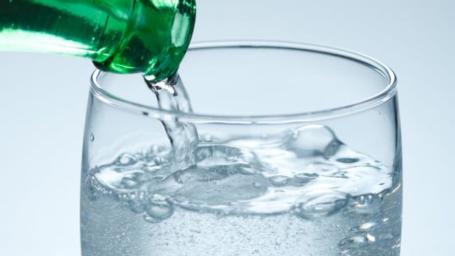 فوائد غير متوقعة للمياه الغازية على بشرتك .. اكتشفيها الآن