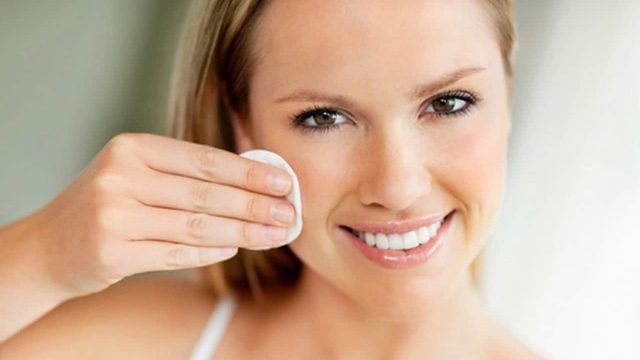 تجنبي هذه الأخطاء في تنظيف بشرتك حتى لا تتسبي في انسداد المسام