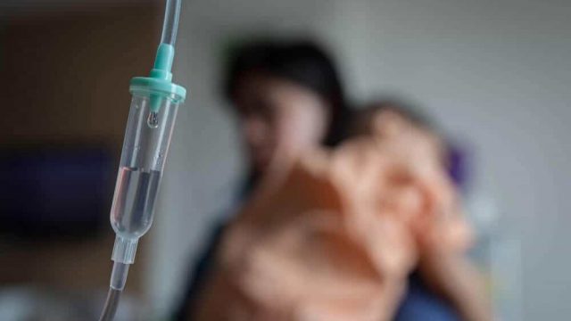 ماذا عليك أن تفعلي إذا شرب طفلك ماء الكلور؟