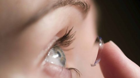 نصائح لارتداء العدسات اللاصقة بشكل آمن