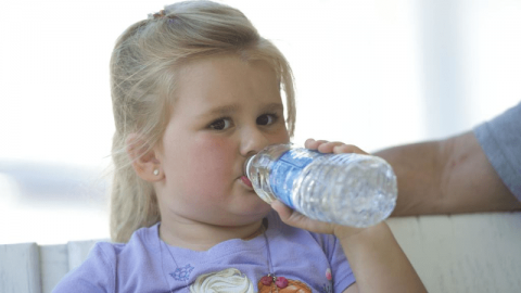 طريقة التعامل مع الجفاف لدى الأطفال في فصل الصيف