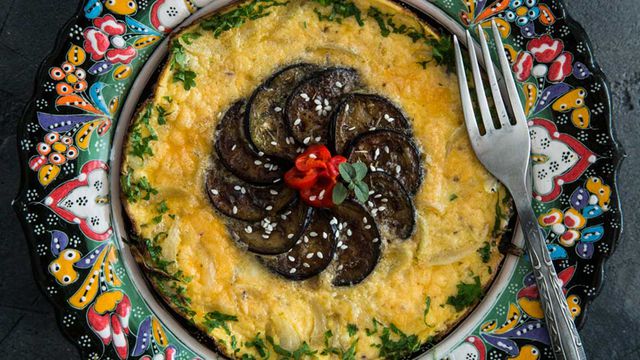 خطوات تجهيز عجة الباذنجان