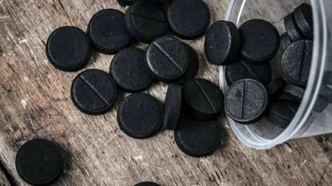 كبسولات الفحم : سر من أسرار العناية بالبشرة لا تفوتيه مطلقا على نفسك