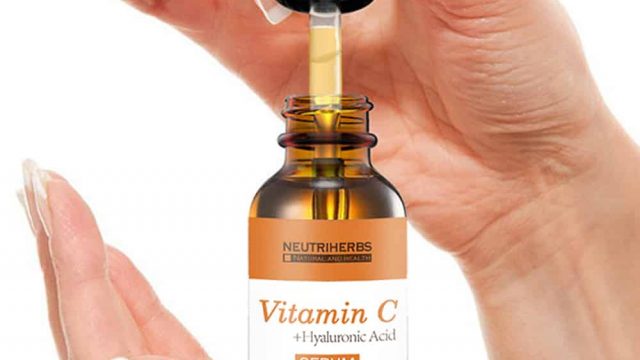 اصنعي بنفسك سيروم فيتامين سي في المنزل من خلال هذه المكونات البسيطة