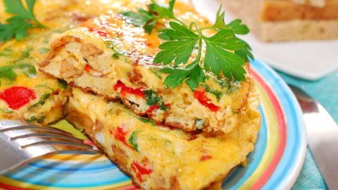 عجة بالخضار والبسطرمة