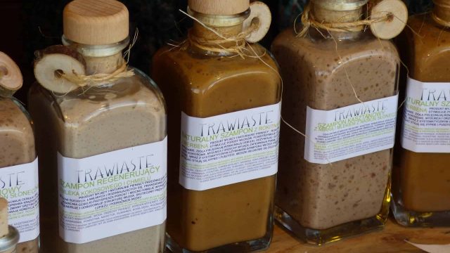 أكثر من وصفة لتجهيز شامبو طبيعي في المنزل