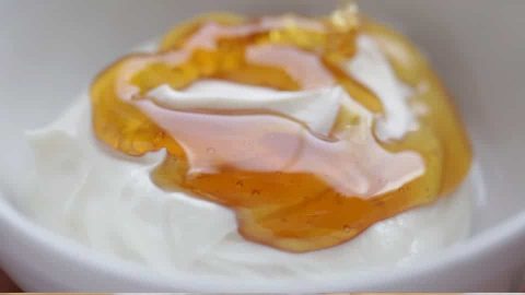 قناع الزبادي والعسل للعناية بالشعر والبشرة