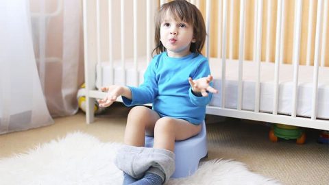 كيف تساعدين طفلك على التخلص من مشكلة الامساك من دون طبيب؟