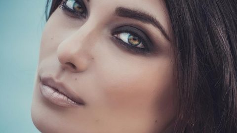 إطلالات ماكياج جذابة تناسب فصل الصيف.. اكتشفيها