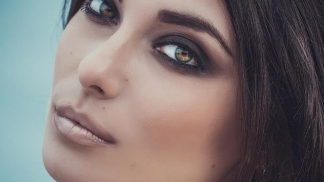 إطلالات ماكياج جذابة تناسب فصل الصيف.. اكتشفيها