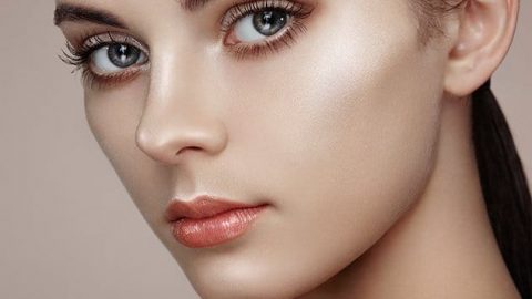 للمحجبات: اكتشفي طريقة إضاءة الوجه بالهايلايتر