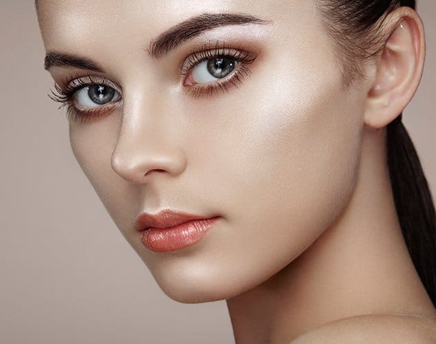 للمحجبات: اكتشفي طريقة إضاءة الوجه بالهايلايتر