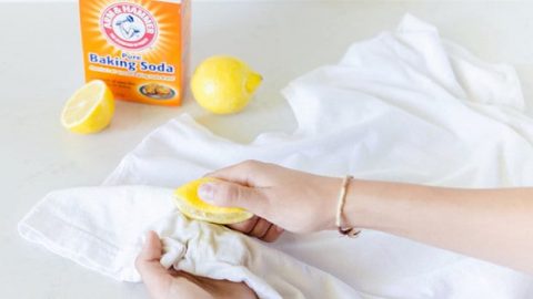 حيل منزلية لإزالة بقع العرق من الملابس بشكل فعال