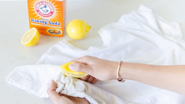 حيل منزلية لإزالة بقع العرق من الملابس بشكل فعال