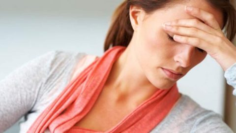 تعرفي على أسباب الإصابة بصداع الحمل