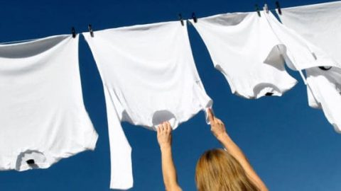 6 نصائح لإزالة بقع العرق من الملابس