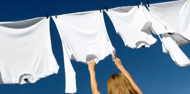 6 نصائح لإزالة بقع العرق من الملابس