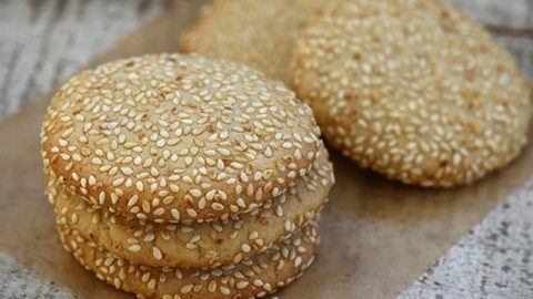 خطوات تجهيز كعك السمسم