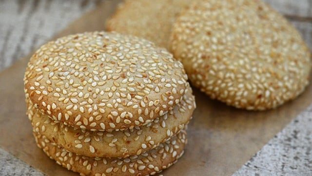 خطوات تجهيز كعك السمسم