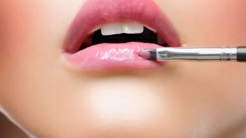 كيف تختارين الغلوس المناسب للون بشرتك؟