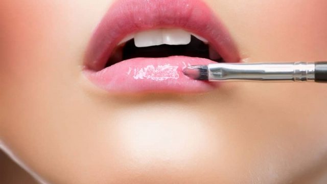 كيف تختارين الغلوس المناسب للون بشرتك؟