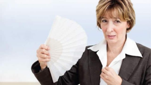 علاجات طبيعية فعالة للتحكم في أعراض انقطاع الطمث