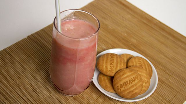 خطوات بسيطة لتجهيز ميلك شايك الموز بشراب الرمان