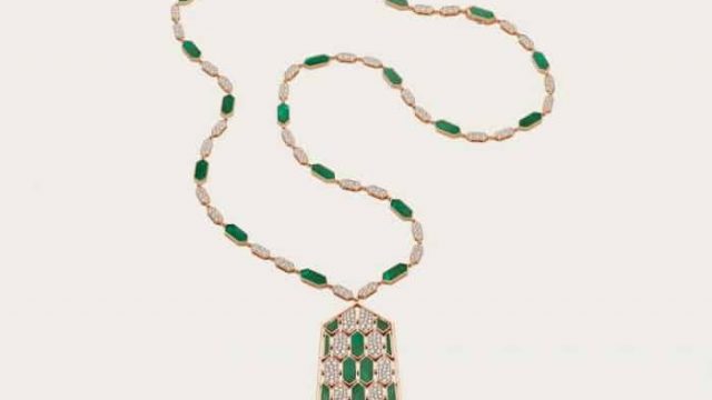 للمحجبات: جربي صيحة القلائد الطويلة لإطلالة فخمة هذا الموسم