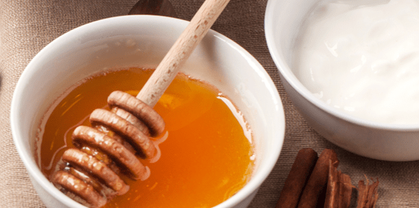 أقنعة الزبادي والعسل للعناية بالشعر والبشرة