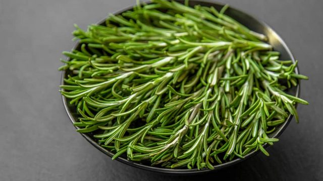 تخلصي من مشاكل الشعر دفعة واحدة بعشبة إكليل الجبل