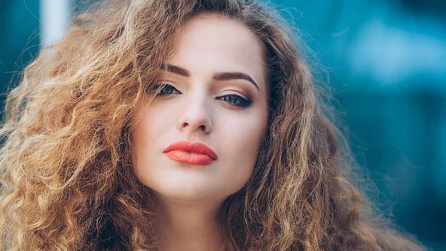 4 طرق بسيطة للعناية بالشعر الجاف