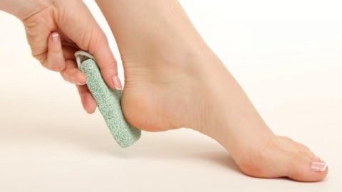 تعرفي على أفضل المقشرات الطبيعية للقدمين