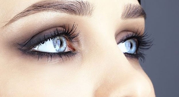 إليك أفضل العلاجات المنزلية لتكثيف الرموش والحواجب