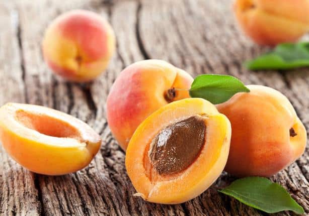 مسحوق اللوز المر ونواة المشمش: كنز آخر من الطبيعة يقي من السرطان