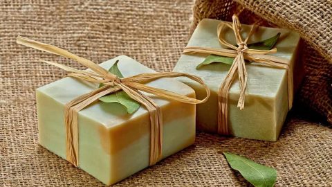 هل جربتِ خلطات صابون الغار لتفتيح الجسم من قبل؟