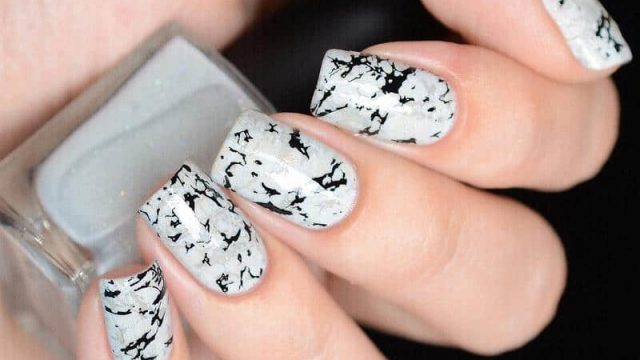 بالخطوات: طريقة سهلة للحصول على طلاء الأظافر الرخامي