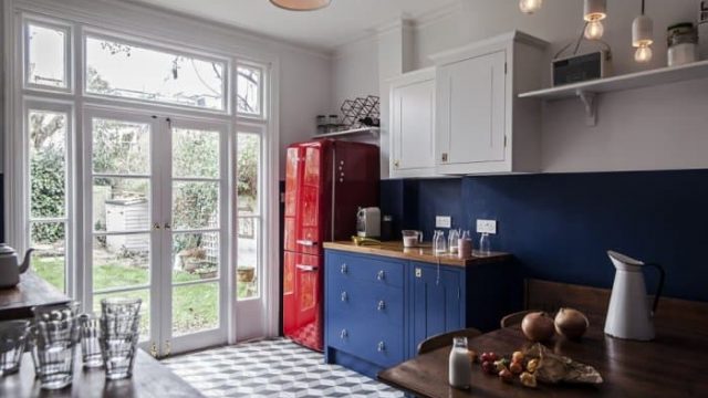 بالصور: مطابخ عصرية بألوان جريئة وجذابة