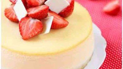 تشيزكيك بالشوكولاتة البيضاء والفراولة