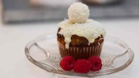 مافن الشوكولاتة بحلوى كرة الرفايلو بجوز الهند