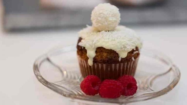 مافن الشوكولاتة بحلوى كرة الرفايلو بجوز الهند