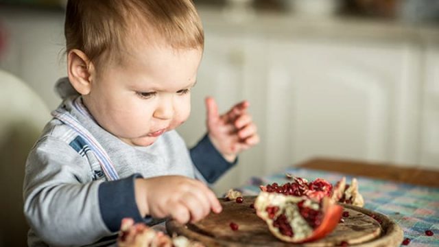 الرمان: كنز من الفوائد الصحية لطفلك