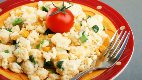 خطوات تجهيز بيض مخفوق بالجبن لفطور الصباح