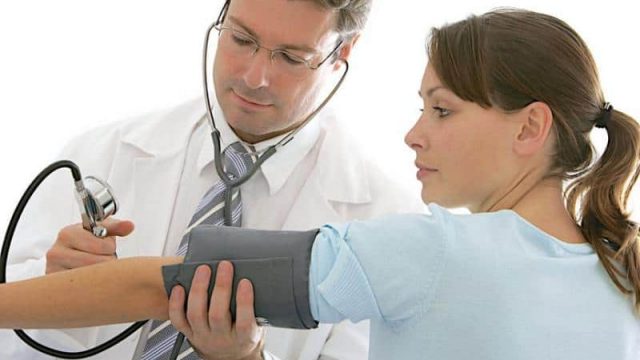 علاجات طبيعية للسيطرة على انخفاض ضغط الدم