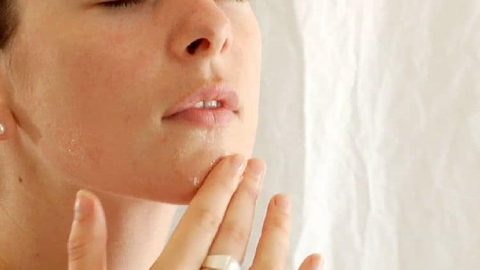 روتين مثالي للبشرة الجافة.. ستشعرين بالفرق خلال أيام