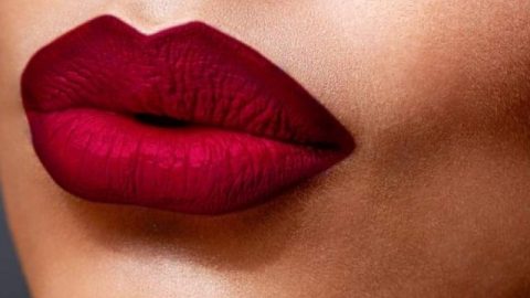 بالخطوات: احصلي على أحمر شفاه أومبري كالمحترفات