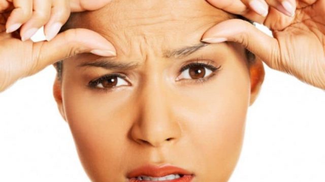 أسباب غير متوقعة تسبب تجاعيد البشرة