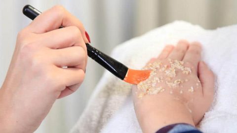 أسهل طريقة لتبييض اليدين في المنزل