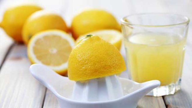 استخدامات منزلية عملية لعصير الليمون.. اكتشفيها