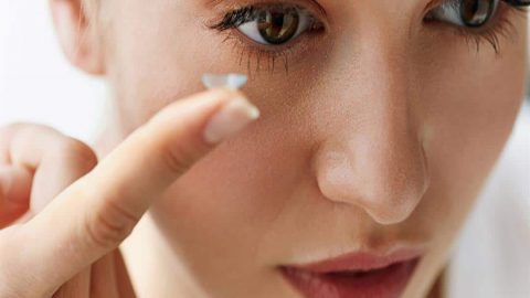 اكتشفي مخاطر النوم بالعدسات اللاصقة